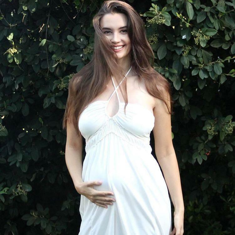  Těhotenská póza Leyla Lydia Tuğutlu