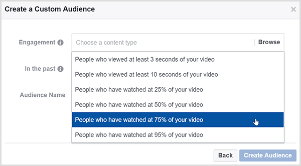 Dialogové okno Vytvořit vlastní publikum na Facebooku obsahuje možnosti cílení reklam na lidi, kteří sledovali určité procento vašeho videa.