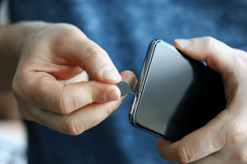 Vysunutí SIM karty na smartphonu Android