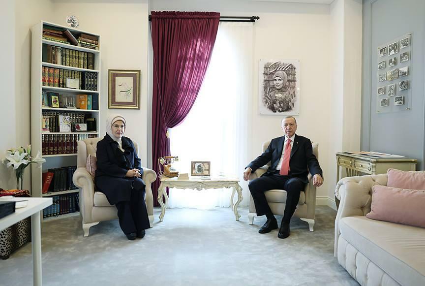 Prezident Erdoğan a Emine Erdoğan navštívili nadaci Şule Yüksel Şenler Foundation