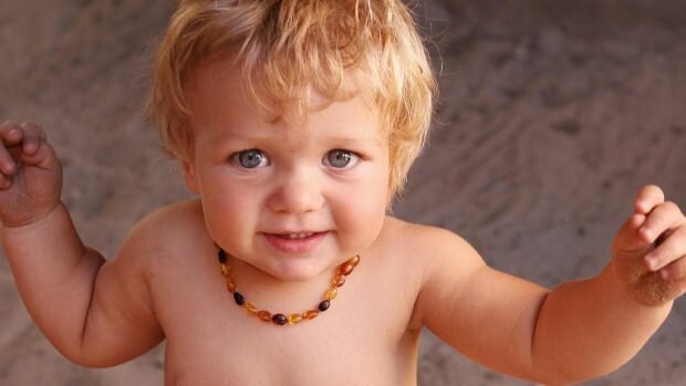 Výhody jantarových náhrdelníků pro kojence