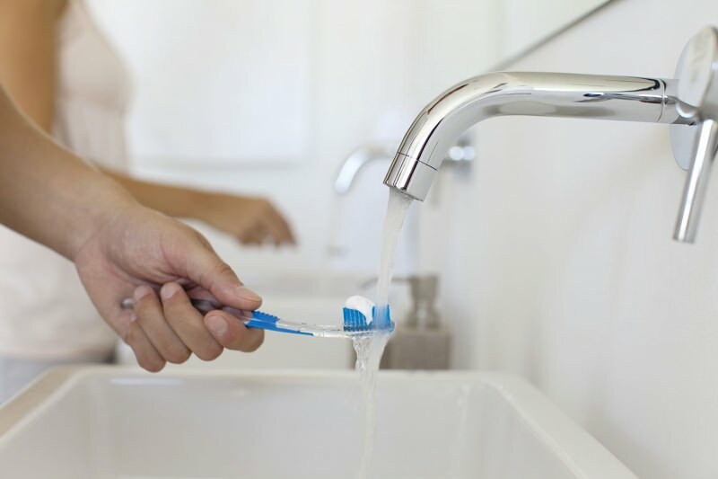Vypínání vody při čištění zubů