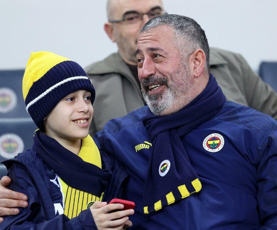 Cem Yılmaz sledoval se svým synem zápas Fenerbahçe-Galatasaray