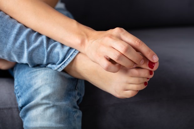 zarůstající příznaky nehtů na nohou