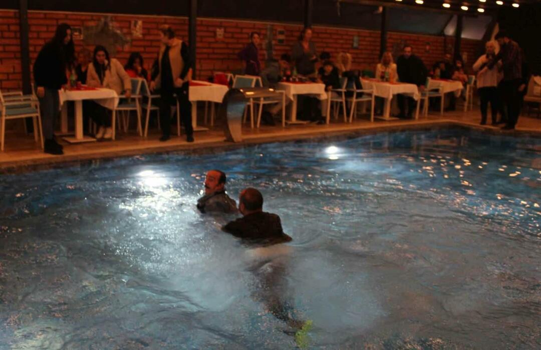 Pro oběti zemětřesení v noci morálky nic nezbylo! Mustafa Keser spadl do bazénu