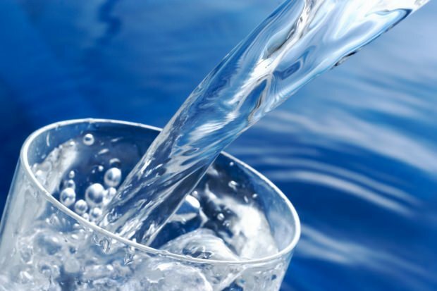 Dělá pitná voda hmotnost? Kolik litrů vody by se mělo vypít denně, aby se zhubla? Pokud pijete vodu v noci ...