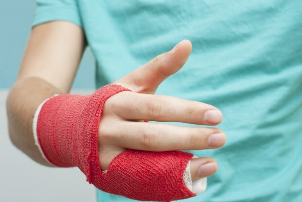 Co způsobuje zlomení prstu? Jaké jsou příznaky zlomení prstu?