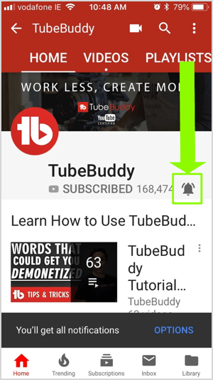Ikona oznámení na YouTube vypadá jako zvonek a zobrazuje se úplně vpravo od řady ikon, které zahrnují lupu, videokameru, mřížku a šipku v bublině. Když se přihlásíte k odběru kanálu, ikona oznámení se změní ze šedé na červenou a informuje vás, když kanál zveřejní nové video.