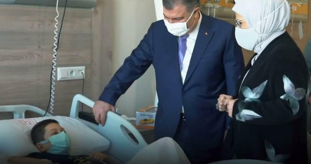 Emine Erdoğan navštívila děti s rakovinou s Fahrettinem Kocou