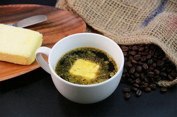 Oslabuje máslová káva? Výhody máslové kávy
