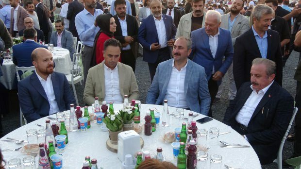 Bilal Erdoğan, ministr spravedlnosti Abdülhamit Gül a předseda parlamentu Mustafa Şentop