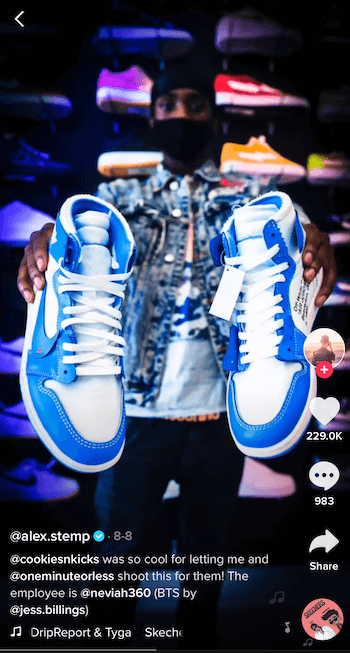 příspěvek na tiktopu od @ alex.stemp ukazující svůj produkt na tenisovou obuv v modré a bílé barvě