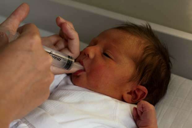 Krmení dítěte injekční stříkačkou