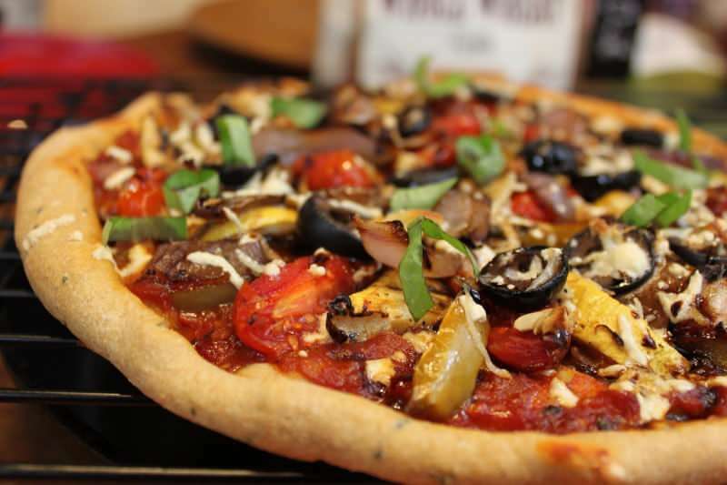 Nejjednodušší recept na vegetariánskou pizzu! Jak si doma připravit vegetariánskou pizzu?