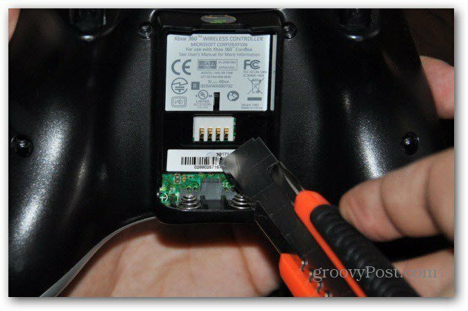 Vyměňte analogové palcové ovladače řadiče Xbox 360 a odšroubujte vše poslední nůž