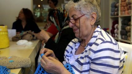 Důchodci ženy pletené módy, aby drželi krok