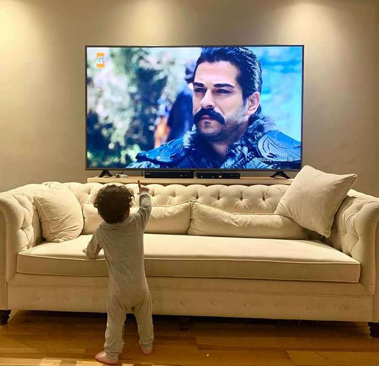 Burak Özçivit poprvé sdílel svého syna! Když Karan Özçivit viděl svého otce v televizi ...