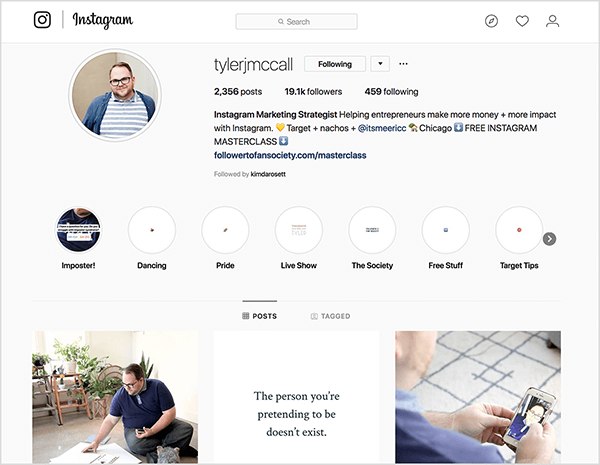 Tyler J. McCallův Instagramový profil říká: „Marketingový stratég Instagramu Pomáháme podnikatelům vydělávat více peněz + více dopad na Instagram. “ Za tímto textem se objeví emodži se žlutým srdcem a poté text „Target + nachos +“ a uživatelské jméno. Objeví se emodži domu a text „Chicago“. Mezi dvěma emodži se šipkou dolů se také zobrazí text „FREE INSTAGRAM MASTERCLASS“. Odkaz v jeho profilu ukazuje na bezplatnou mistrovskou třídu, kterou propaguje. Nejvýznamnější události zleva doprava jsou Podvodník, Tanec, Pýcha, Živá show, Společnost, Věci zdarma, Tipy na cíl.