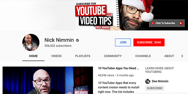 Toto je snímek obrazovky kanálu Nicka Nimmina na YouTube. Nahoře je na titulní fotografii Nick v mikulášské čepici. Vykukuje zpoza obrazu spirálovitě vázaného notebooku. Text na stránce poznámkového bloku říká „Přihlaste se k odběru tipů pro YouTube a video“. Jeho kanál je 306 502 předplatitelů.