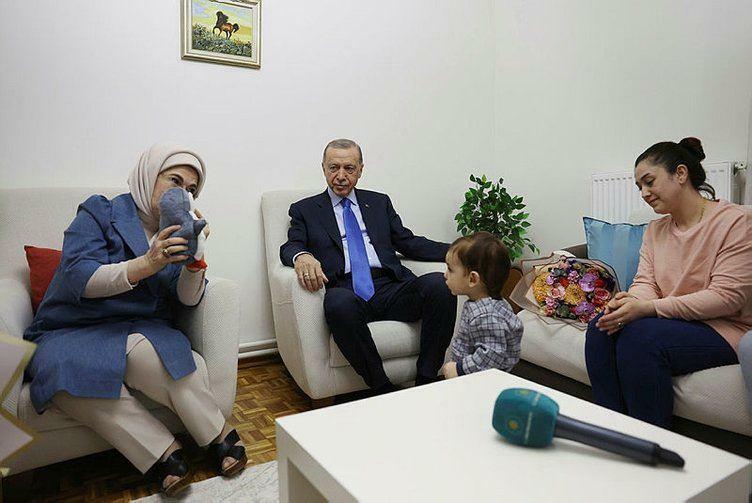 Prezident Recep Tayyip Erdoğan a jeho manželka Emine Erdoğan navštívili rodinu, která přežila zemětřesení