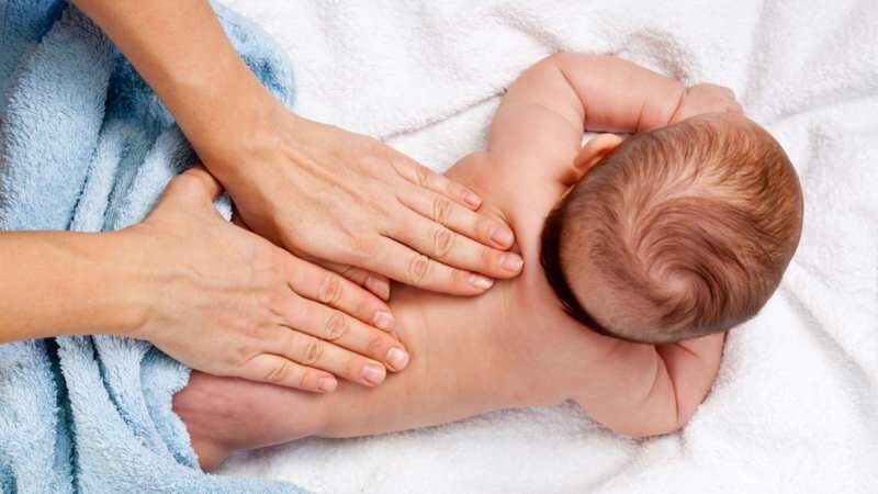 Jak používat čípky u kojenců? Použití čípků a olivového oleje při zácpě