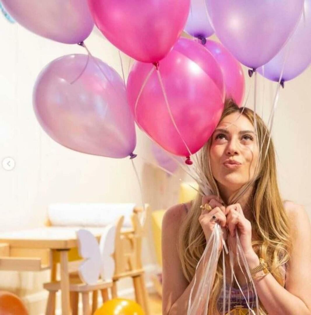 Sinem Kobal pózoval v balónech