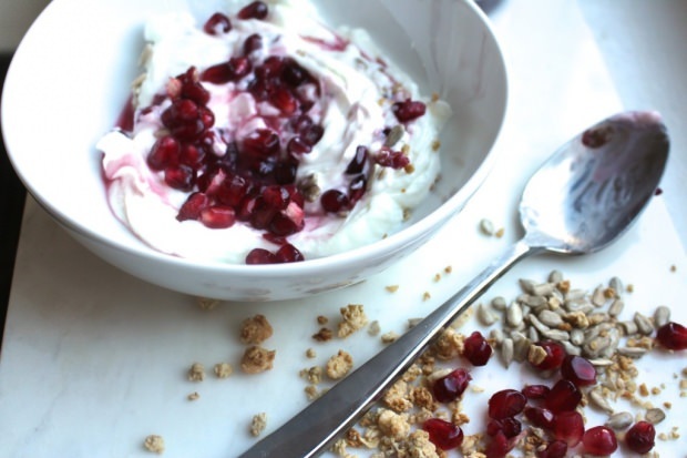 Jak oslabit medovým a granátovým jogurtem?