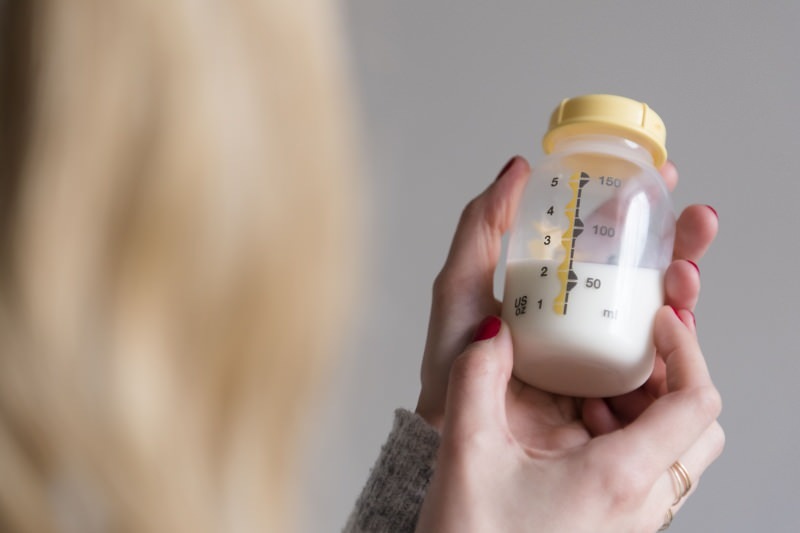 Jak vyjádřit a uložit bezbolestné mateřské mléko? Metoda dojení rukou a elektrických čerpadel