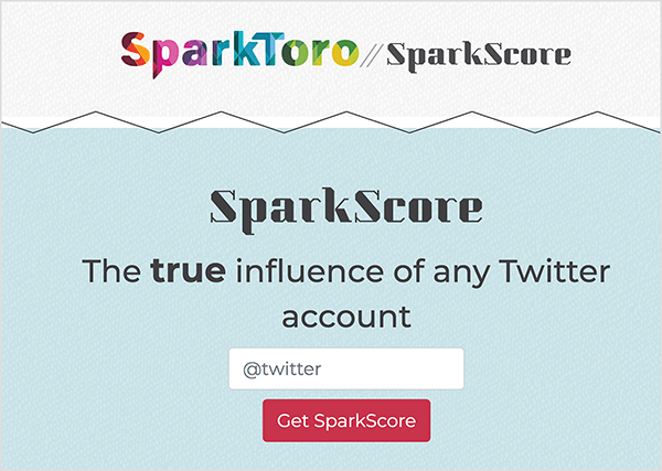 Toto je snímek obrazovky webové stránky SparkScore. Nahoře je logo SparkToro, což je název v extra tučném písmu s geometrickými oblastmi duhových barev. Po dvou lomítkách je název nástroje SparkScore. Slogan je „Skutečný vliv jakéhokoli účtu na Twitteru“. Pod sloganem je bílé textové pole, které uživatele vyzve k zadání popisovače Twitteru a červené tlačítko označené Získat SparkScore.