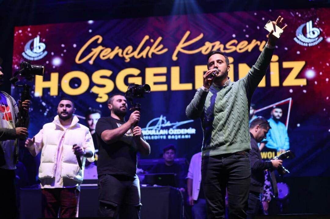 Mustafa Ceceli zafoukal jako vítr na Koncertě mládeže v Bağcılar!