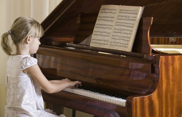 V jakém věku mohou děti hrát na hudební nástroje?