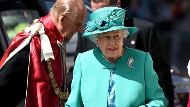 Anglická královna 2. Elizabeth hledá úklid ve svém paláci! Štěstí najít mrtvé mouchy ...