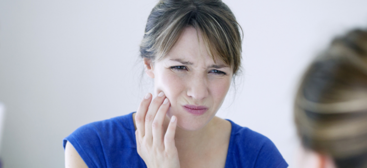 Co způsobuje bolest čelistí? Jak je léčba?