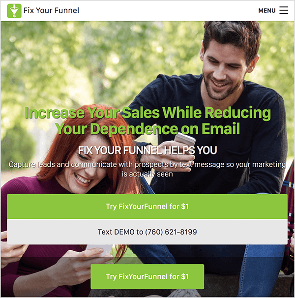 Toto je snímek obrazovky webu Fix Your Funnel. V horní části se nachází navigační lišta s bílým pozadím. Vlevo nahoře se logo Fix Your Funnel zobrazí vedle názvu společnosti černým textem. Logo je zelený čtverec s bílou ilustrací nálevky. Vpravo je hamburgerové menu. Pozadí webu je fotografie bělošky a bělocha, jak sedí za slunečného dne venku mezi stromy a dívá se na své smartphony. Žena se usmívá. Má dlouhé červené vlasy a na sobě fialový rolák. Muž se také usmívá. Má krátké, tmavě hnědé vlasy a krátké, tmavě hnědé vousy. Má na sobě černé tričko s dlouhým rukávem a džíny. Na fotografii je nadpis v zeleném textu, který říká: „Zvyšte své prodeje a zároveň snižujte svoji závislost na e-mailu“. Pod nadpisem je bílý nadpis s nadpisem „Opravte vám trychtýř, který vám pomůže“. Pak menší bílý text říká „Zachyťte potenciální zákazníky a komunikujte s nimi prostřednictvím textové zprávy, aby byl váš marketing skutečně viditelný“. Pod tímto textem jsou dvě široká tlačítka. Zelené tlačítko s bílým textem říká „Vyzkoušejte FixYourFunnel za 1 $“. Světle šedé tlačítko s černým textem říká: „DEMO text na (760) 621-8199“. Pod těmito širokými tlačítky je užší zelené tlačítko s bílým textem, které také říká „Zkuste FixYourFunnel za 1 $“. Oli Billson říká, že můžete použít Fix Your Funnel with Infusionsoft k automatizaci textových zpráv v jeho rámci trychtýře telefonu.