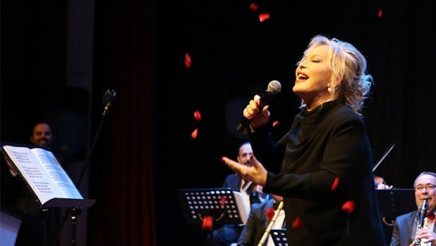 Emel Sayın: V těchto písních je další kouzlo