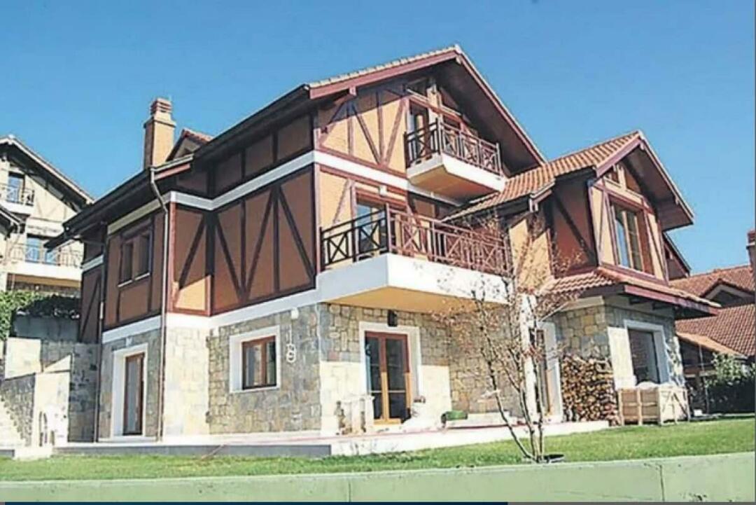 Odděloval ten dům Hadise a Mehmeta Dinçerlera? "Zlověstný dům" rozvedl druhý pár