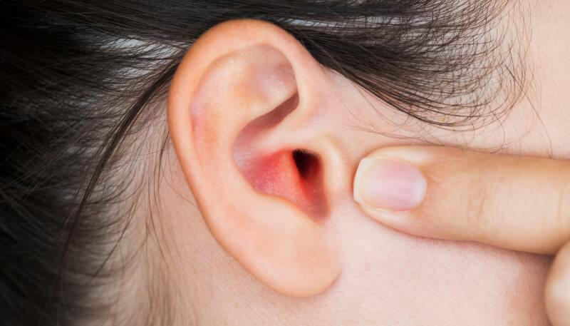 zánět středního ucha způsobuje zarudnutí a svědění