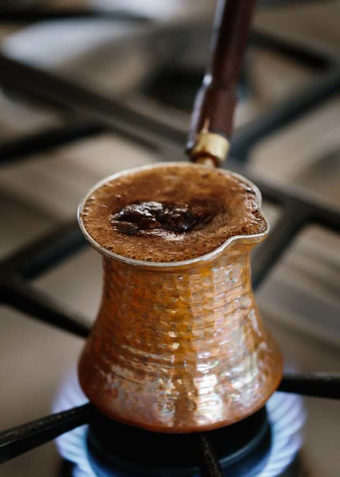 Jak odstranit hořkost kávy? Metody pro zmírnění bolesti turecké kávy