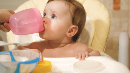 Kdy se kojencům podává voda? Je voda krmena dítětem krmeným umělou výživou při přechodu na doplňkové jídlo?