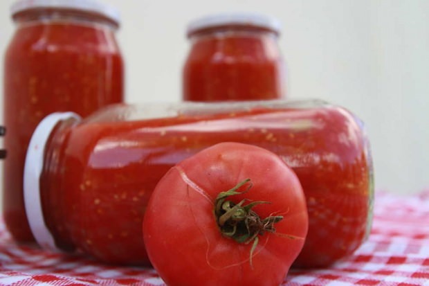 Jak vyrobit konzervovaná rajčata doma? Tipy pro přípravu zimních menmenů