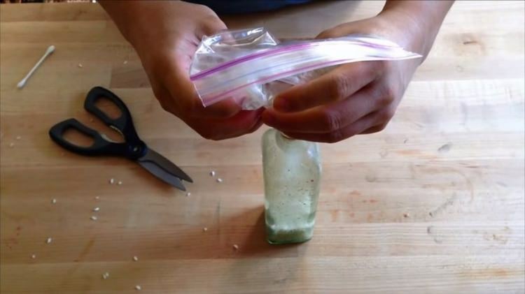 Jak nejjednodušší čistit lahvičku se skleněnou úzkou hubou? Nejjednodušší metoda čištění úzkých lahví!