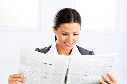 obchodní žena čte noviny