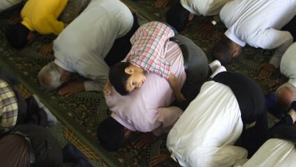 Měly by být děti vzaty k modlitbě tarawih?