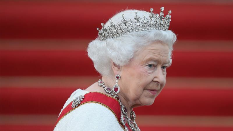 královna Alžběta opustila palác