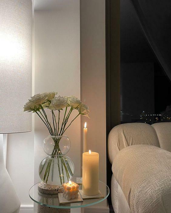 Využití svíček a květin v bytové dekoraci