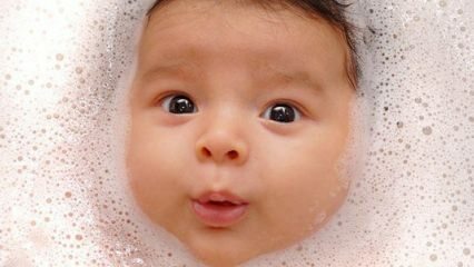 Dítě polyká vodu při koupání! Jak se léčí koupel novorozenému dítěti?