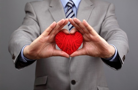 podnikatelé drží červené srdce