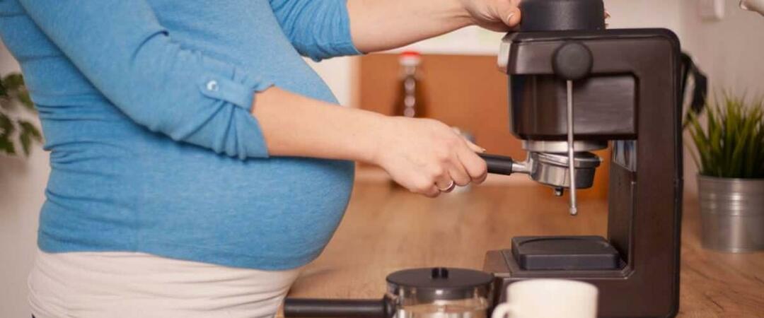 Půl šálku kávy denně v těhotenství zkracuje výšku dítěte o 2 cm