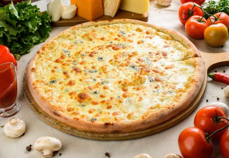 Jak udělat pizzu se čtyřmi sýry? Nejjednodušší výroba čtyř sýrových pizz!