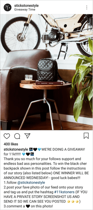 V tomto příkladu soutěže Instagram je cenou kožený batoh, který je relativně drahou cenou a stojí za námahu vytvořit příspěvek k vítězství.